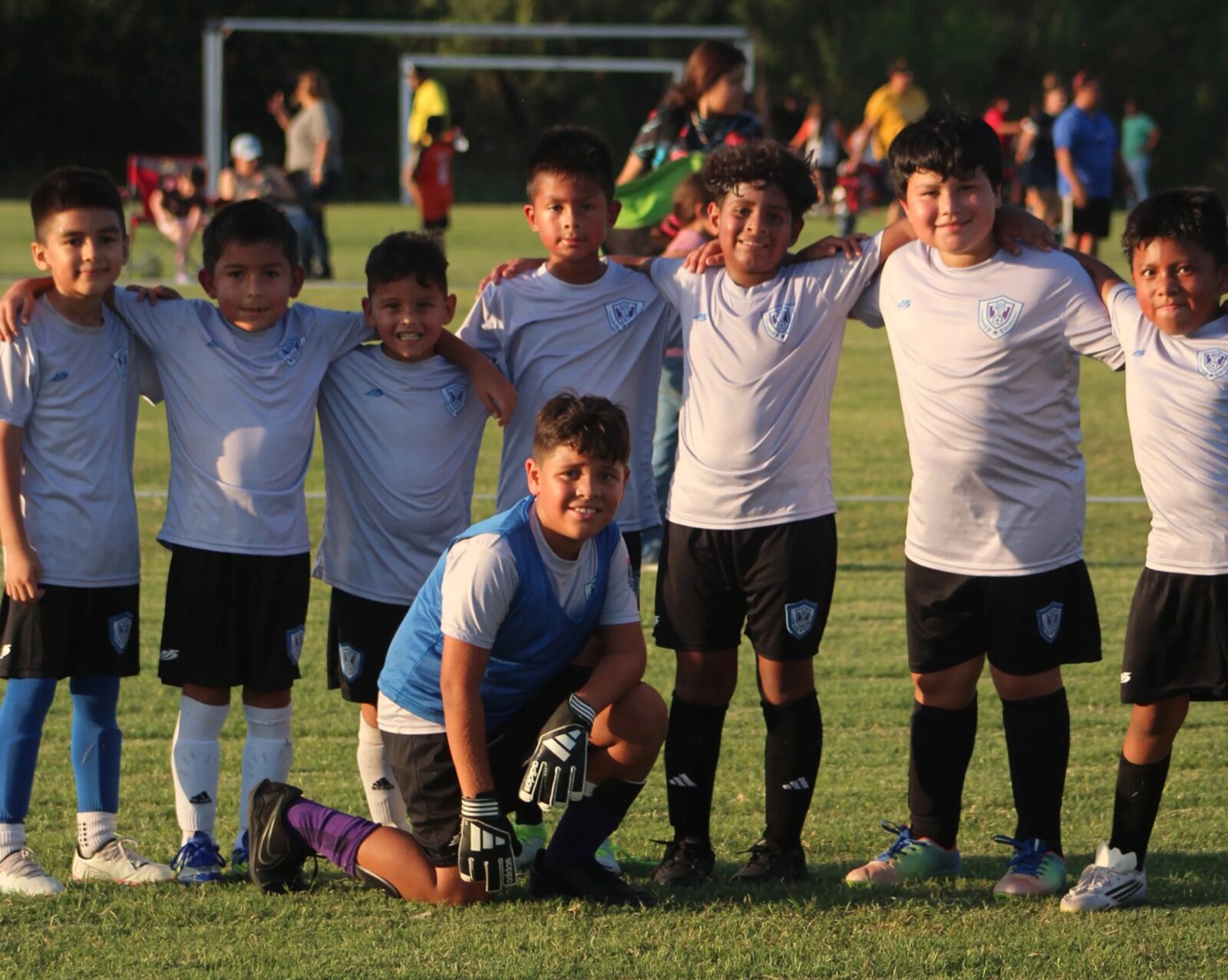Niñas y niños de Austin United FC Academy en la cancha
