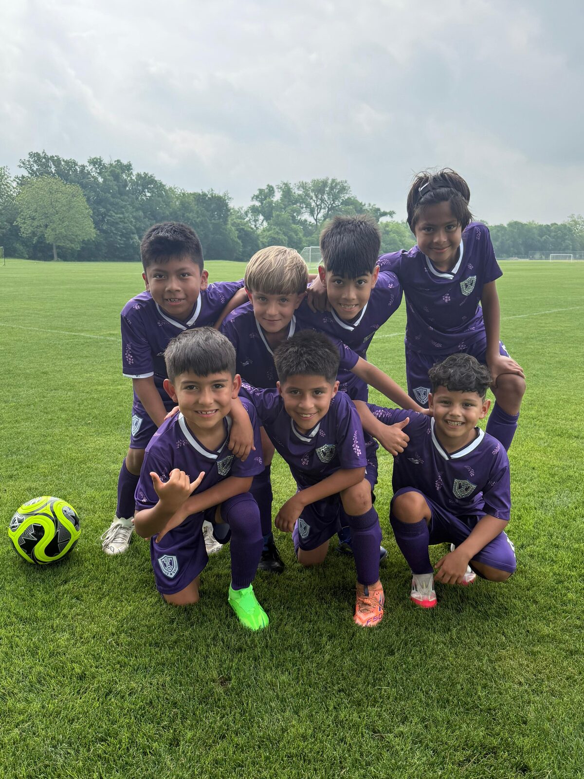 Jugadores de la academia posando en la cancha antes de un partido